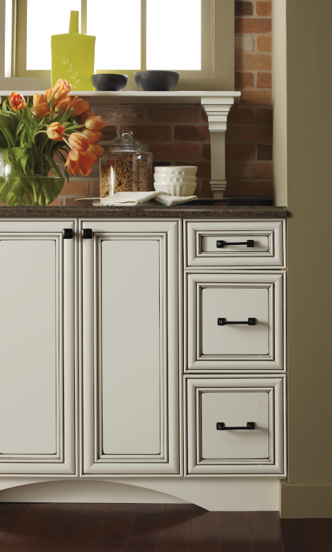 Kitchen cabinet doors and drawers with knobs and drawer pulls.