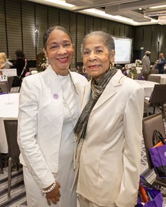 2 women posing for a picture.
