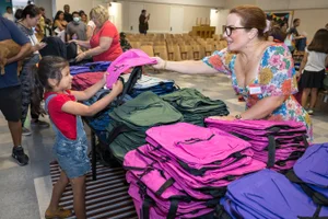 Supervisor Horvath handing out shirts at North Hills Backpack