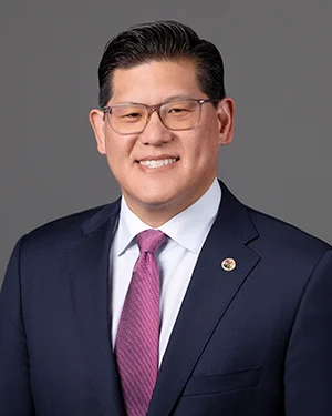 Edward Yen portrait photo.