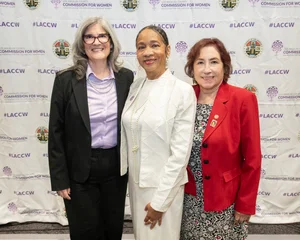 3 women posing for a picture.