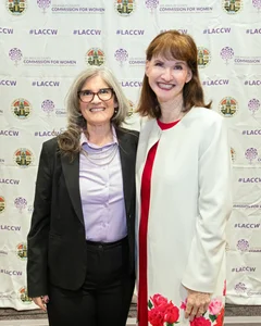 2 women posing for a picture.