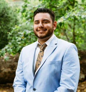 Robert Flores headshot photo.