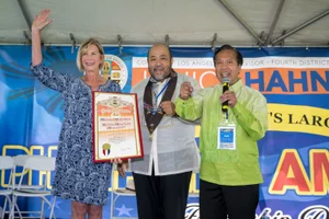 Supervisor Hahn group photo waving