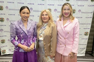 3 women posing for a picture.
