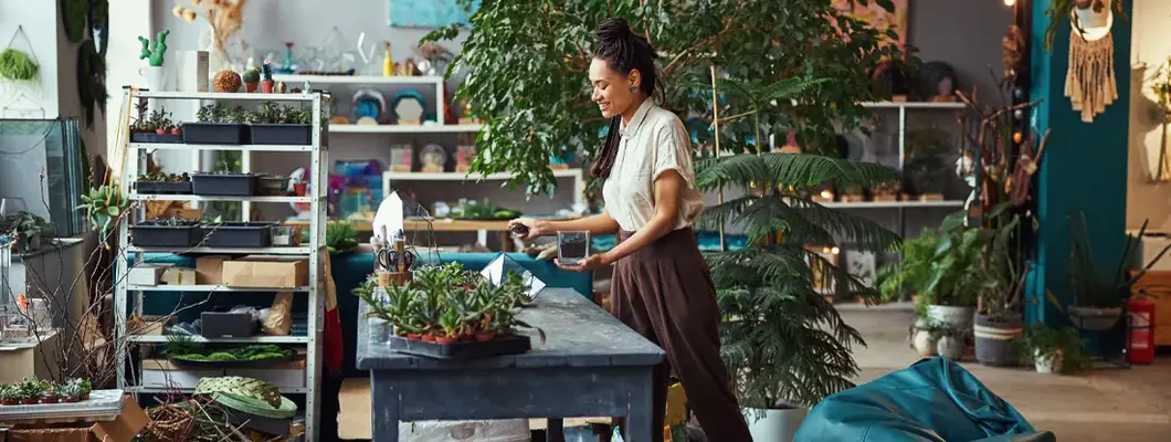 Floral designer working in small shop. Find Bentonville, Arkansas business insurance.