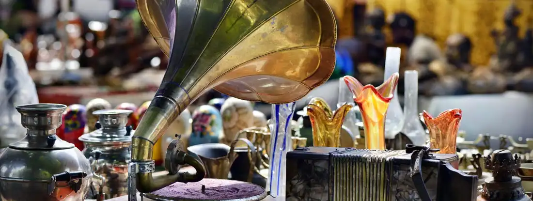 Items at a flea market. Find Flea Market Insurance.