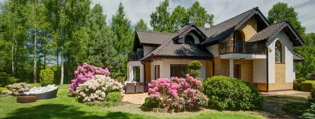 Detached house with beauty garden. What is insurable risk?