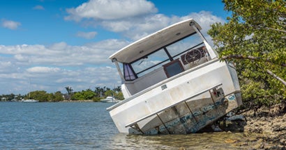 Boat damaged and abandoned by the passage of a cyclone in Miami. Renters broke my boat.