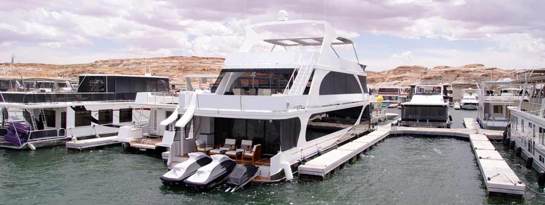 Pier for houseboats and boats in Lake Powell. Find Houseboat Insurance Cost.