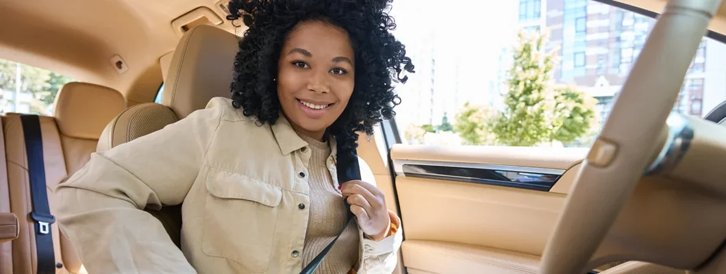 Woman fastening her seat belt. Stone Ridge, Virginia Car Insurance.