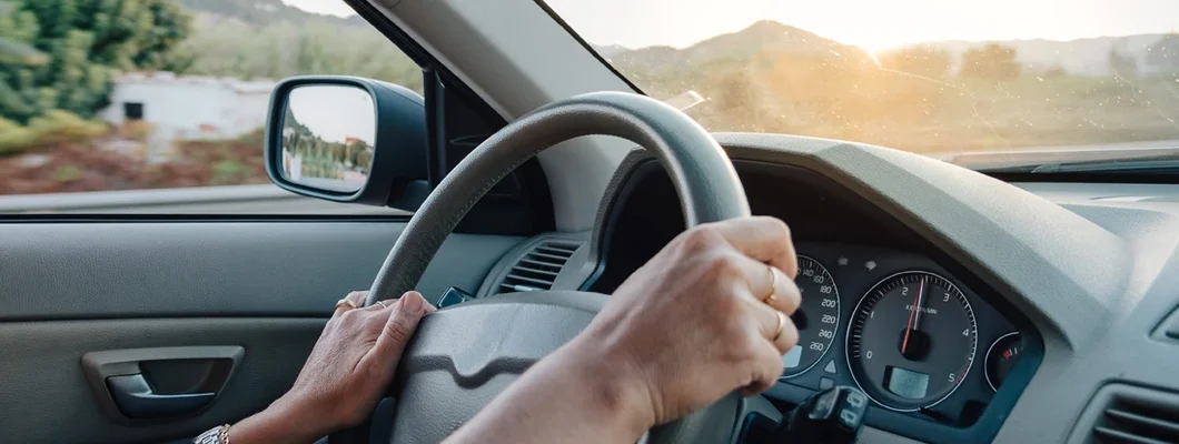 Close up of woman hands driving a car. How to Find the Best Car Insurance in West Linn, OR.