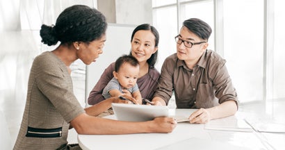 Couple receiving insurance advice. What's the difference between brokers and independent agents. 