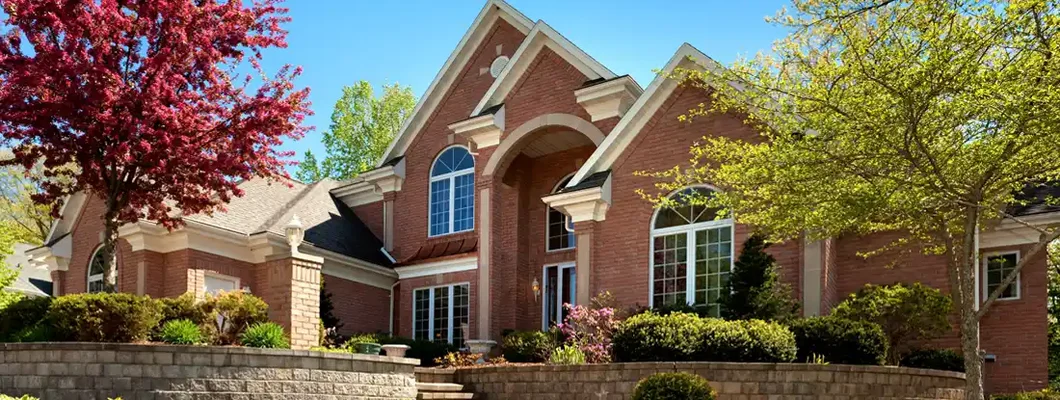 Mansion with colorful spring foliage. How to Find the Best Homeowners Insurance in Shelburne, Vermont.