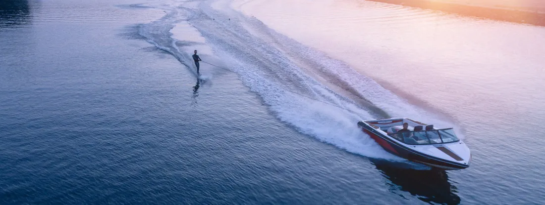 Man water skiiing on lake behind a boat. Find Tennessee Boat Insurance.