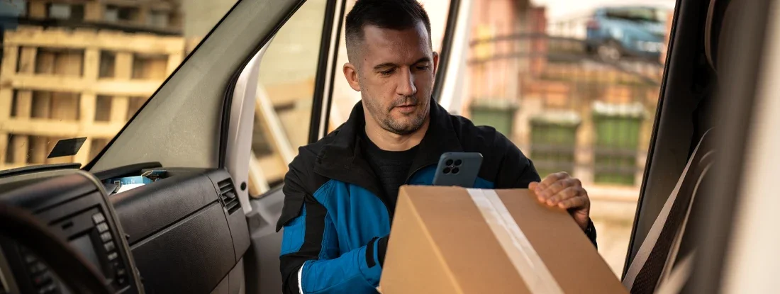 Delivery worker scanning packages for delivery. Find Tennessee Commercial Vehicle Insurance.