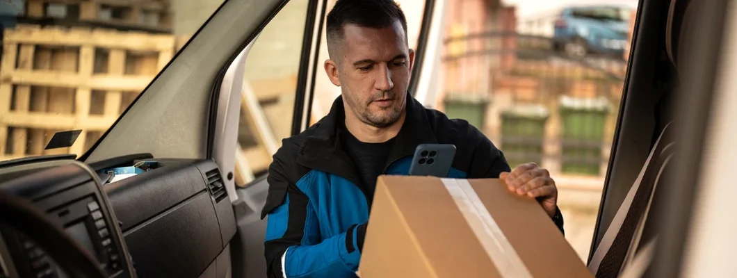 Delivery worker scanning packages for delivery. Find Tennessee Commercial Vehicle Insurance.