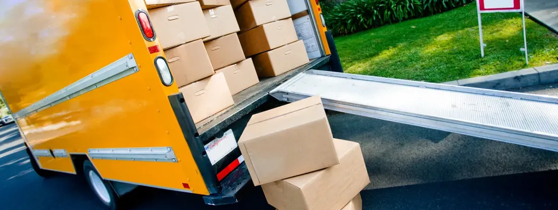 Moving van moving out of the apartment. Find Floria Commercial Vehicle Insurance.