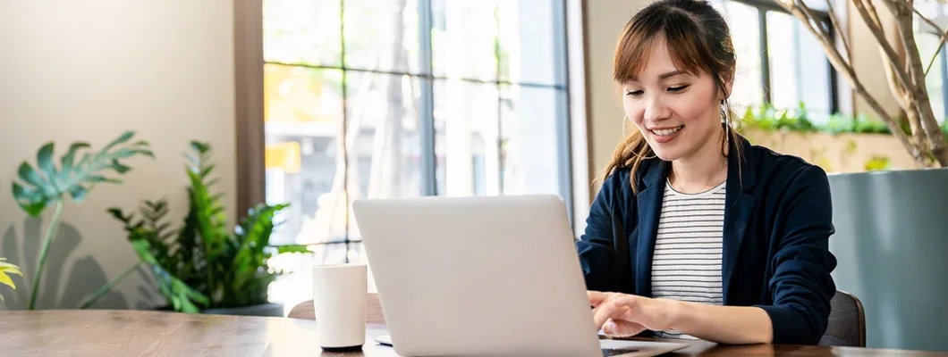 Small business owner working on office desk computer. Snoqualmie, Washington Business Insurance.