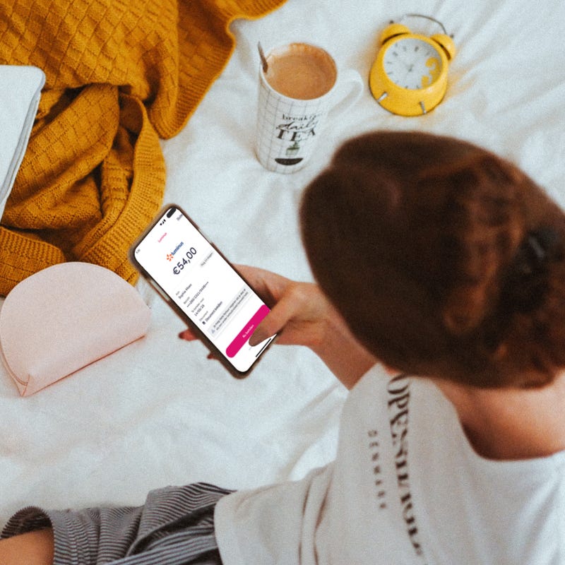 Iemand betaalt een factuur via Payconiq by Bancontact