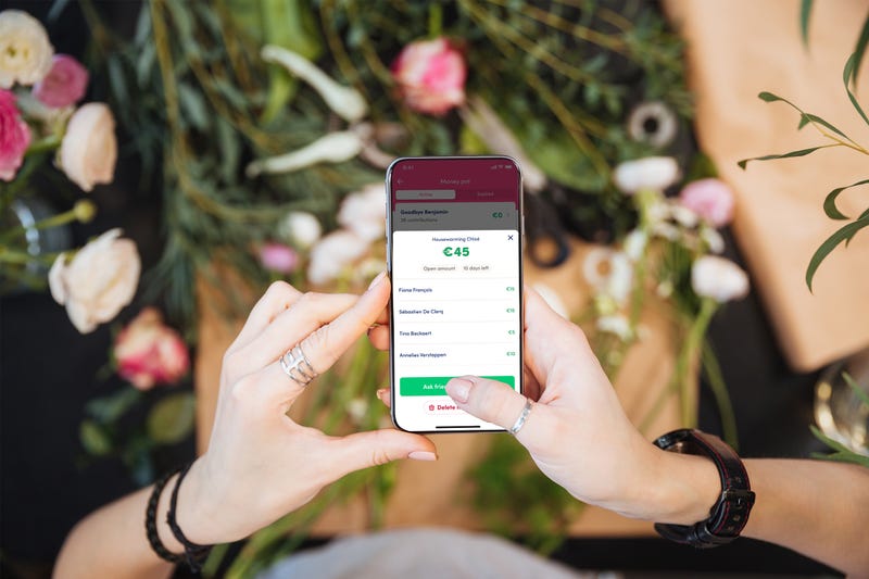 Een persoon die een telefoon vasthoudt