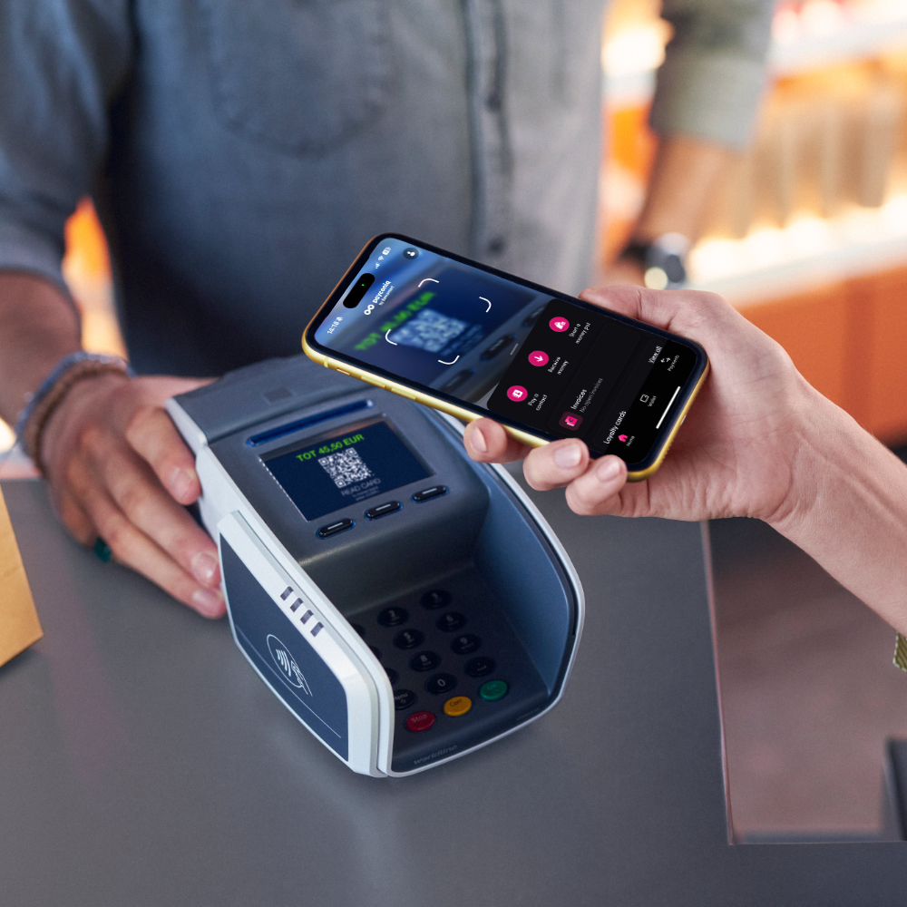 Persoon gebruikt Payconiq by Bancontact om via de betaalterminal te betalen