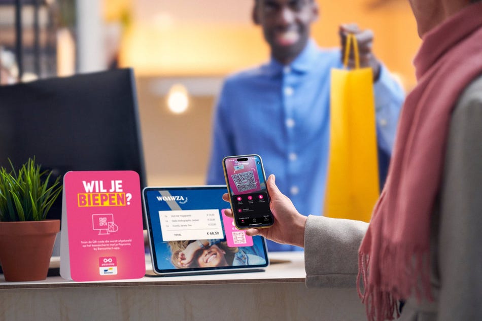 La personne utilise Payconiq by Bancontact pour payer dans un magasin