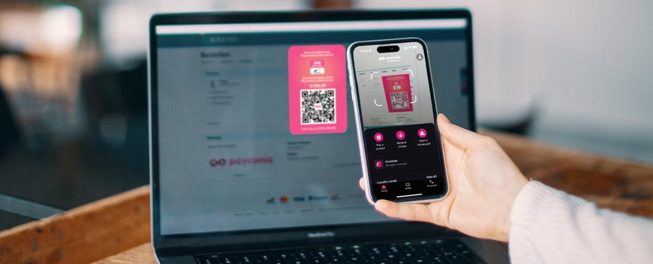 Une main tenant un téléphone avec un code qr dessus