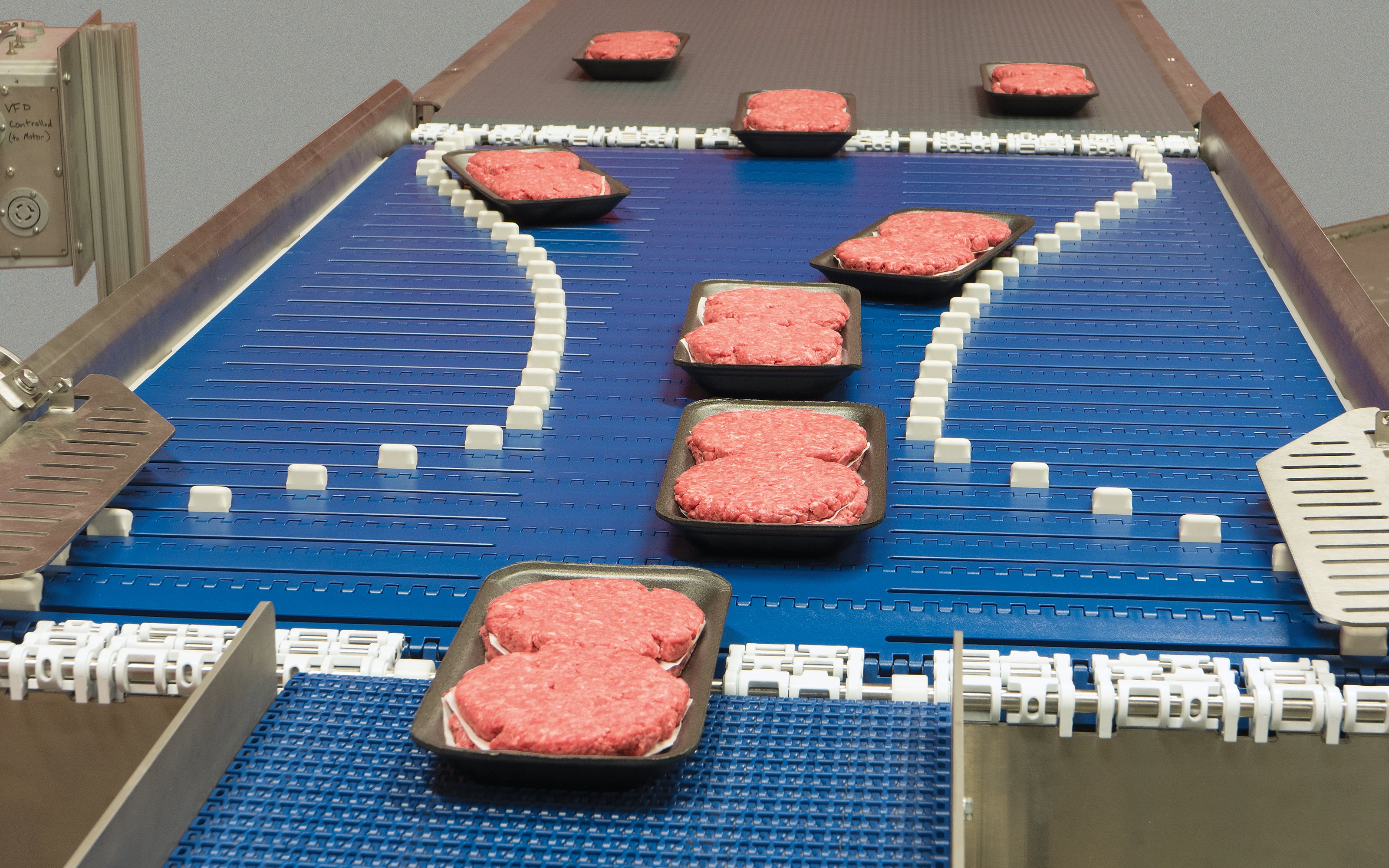 Equipo AIM con carne en paquete con bandeja