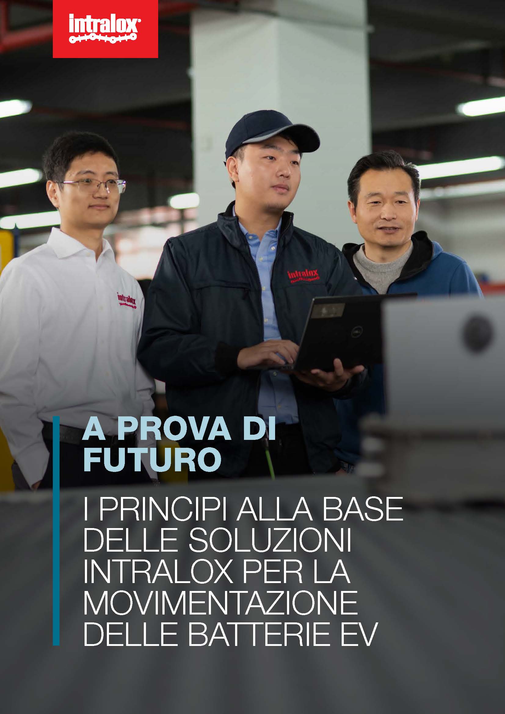 Copertina dell'e-book con tre uomini che guardano la batteria EV sul trasportatore, testo: Preparatevi per il futuro: i principi alla base delle soluzioni Intralox per la movimentazione delle batterie EV