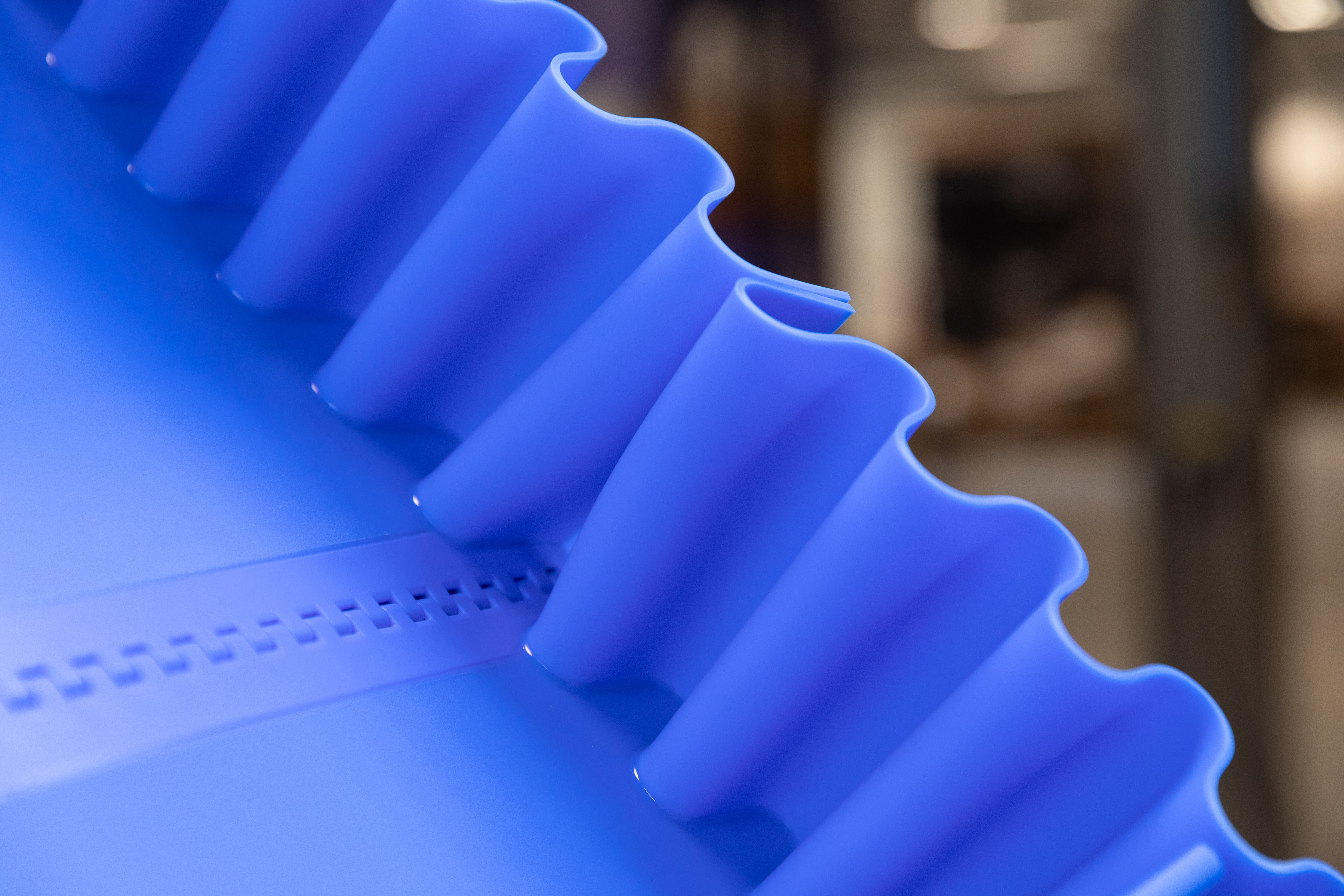 ThermoDrive conveyor belt with Synchronized Sidewalls positioned at an incline