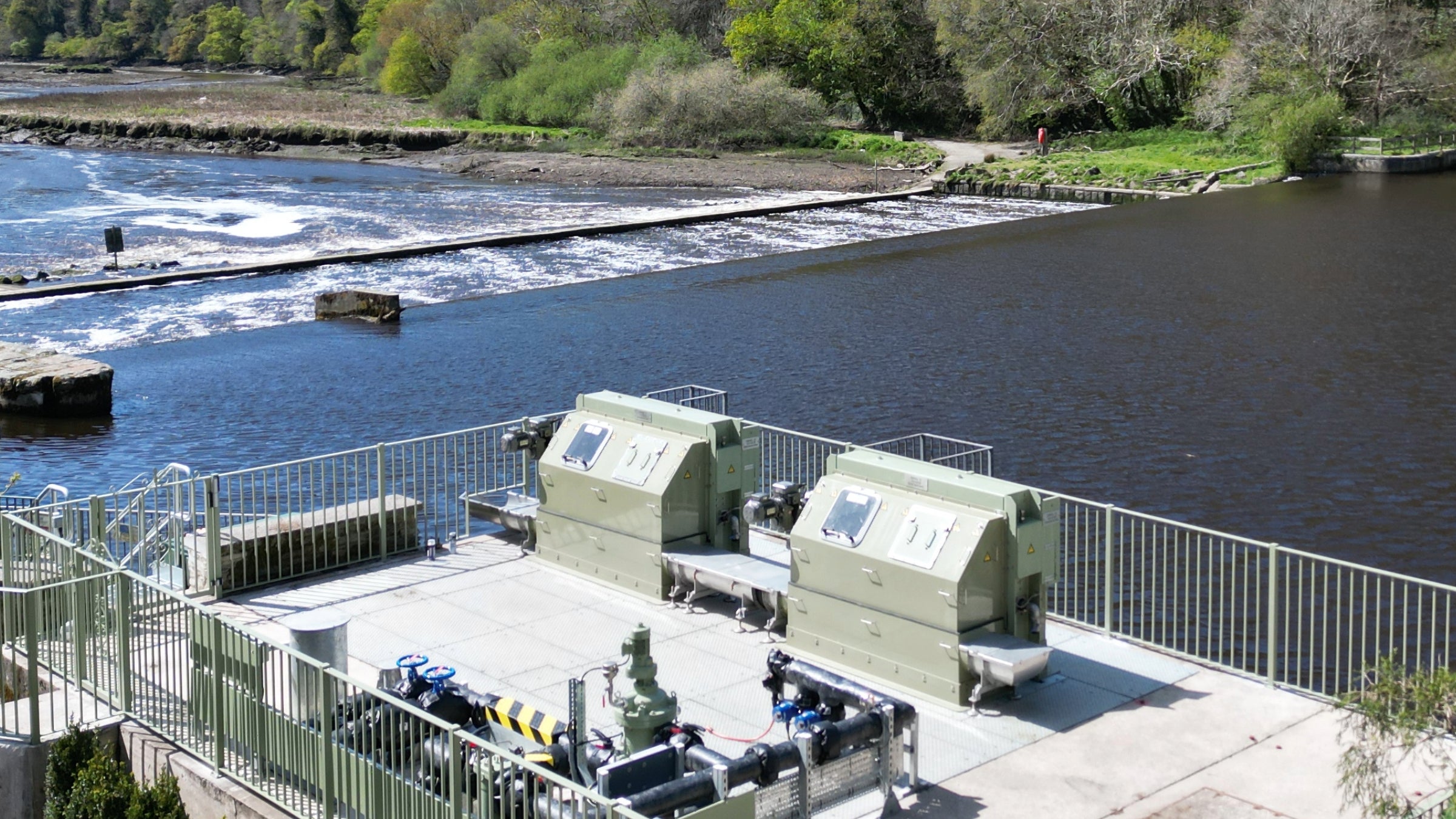 Plattform auf den Hydrolox-Wasserzulaufsieben entlang des Flusslaufs