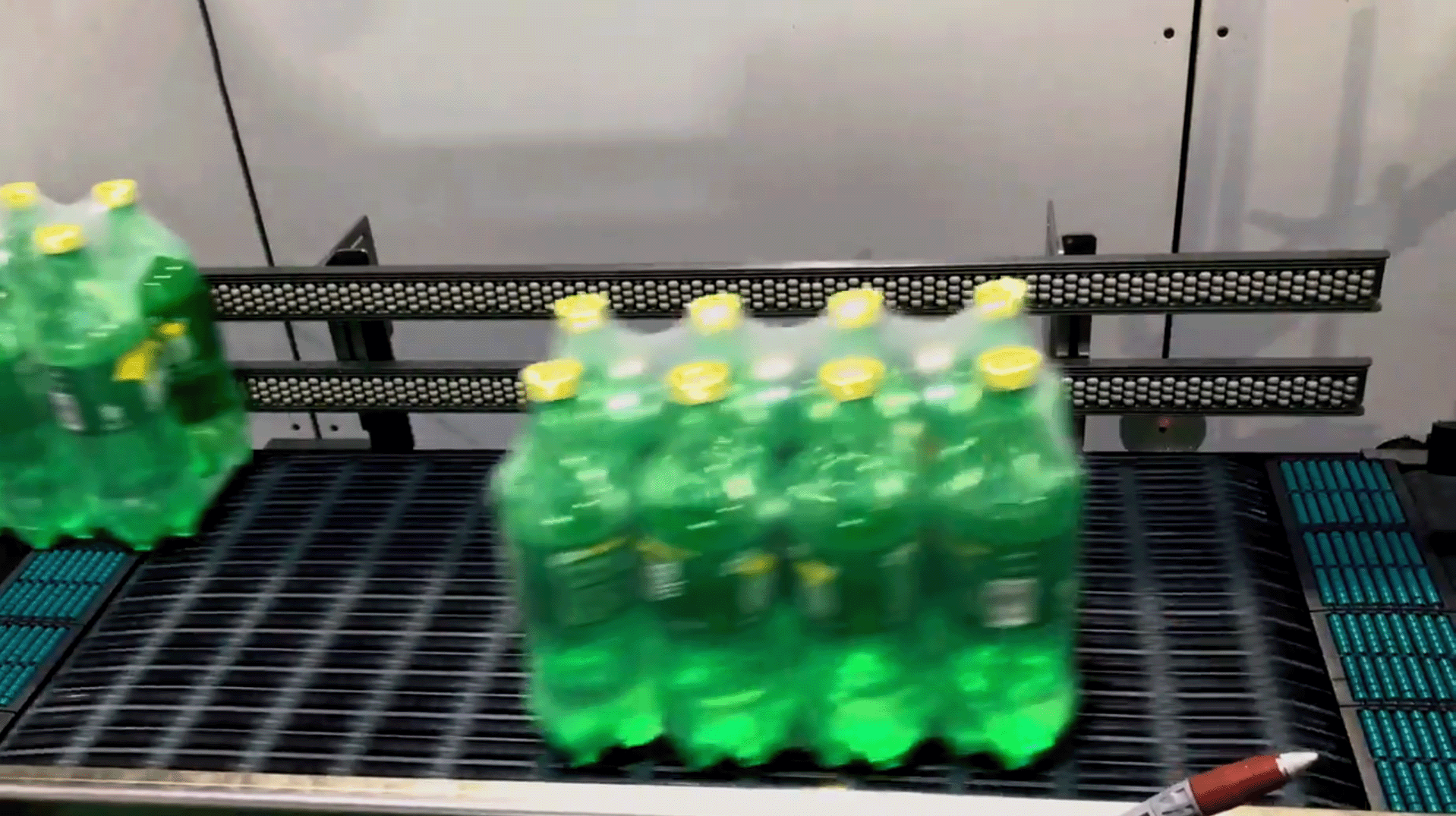 Ośmiopak zielonych butelek plastikowych na przenośniku ARB