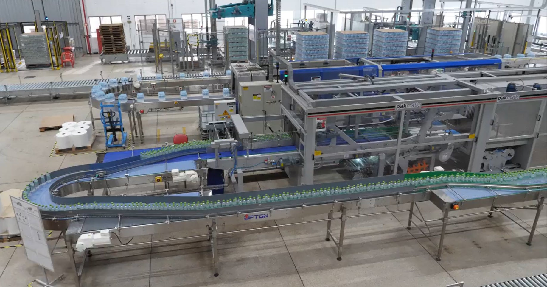 Luftaufnahme von Radius-Förderern für die Abfüllung von Wasserflaschen