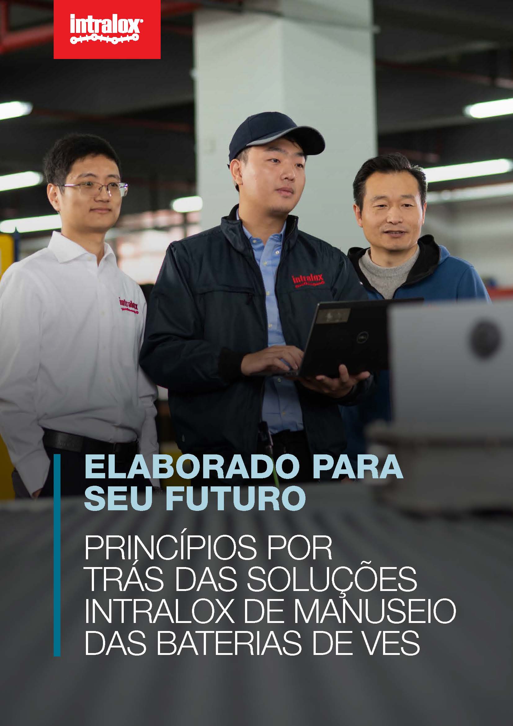 Capa do e-book com três homens olhando para uma bateria de VE no transportador, texto: Prepare-se para o seu futuro: os princípios por trás das soluções de manuseio de baterias de VEs da Intralox