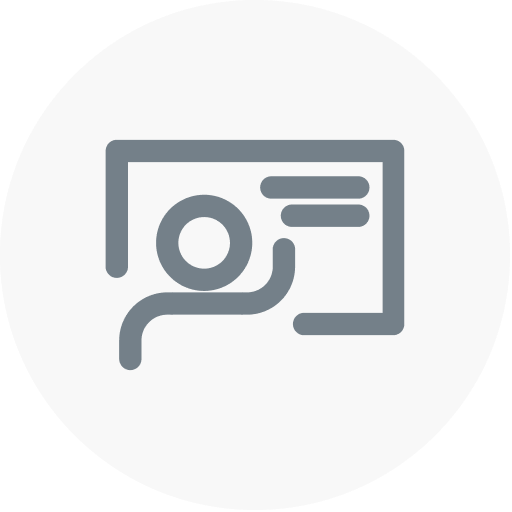 培训人员在借助屏幕或其身后的黑板教学