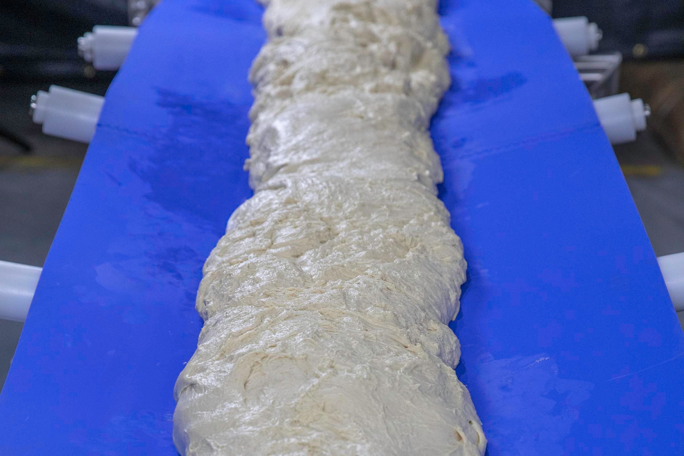 Banda transportadora de canaleta ZeroSplice LugDrive con masa cruda