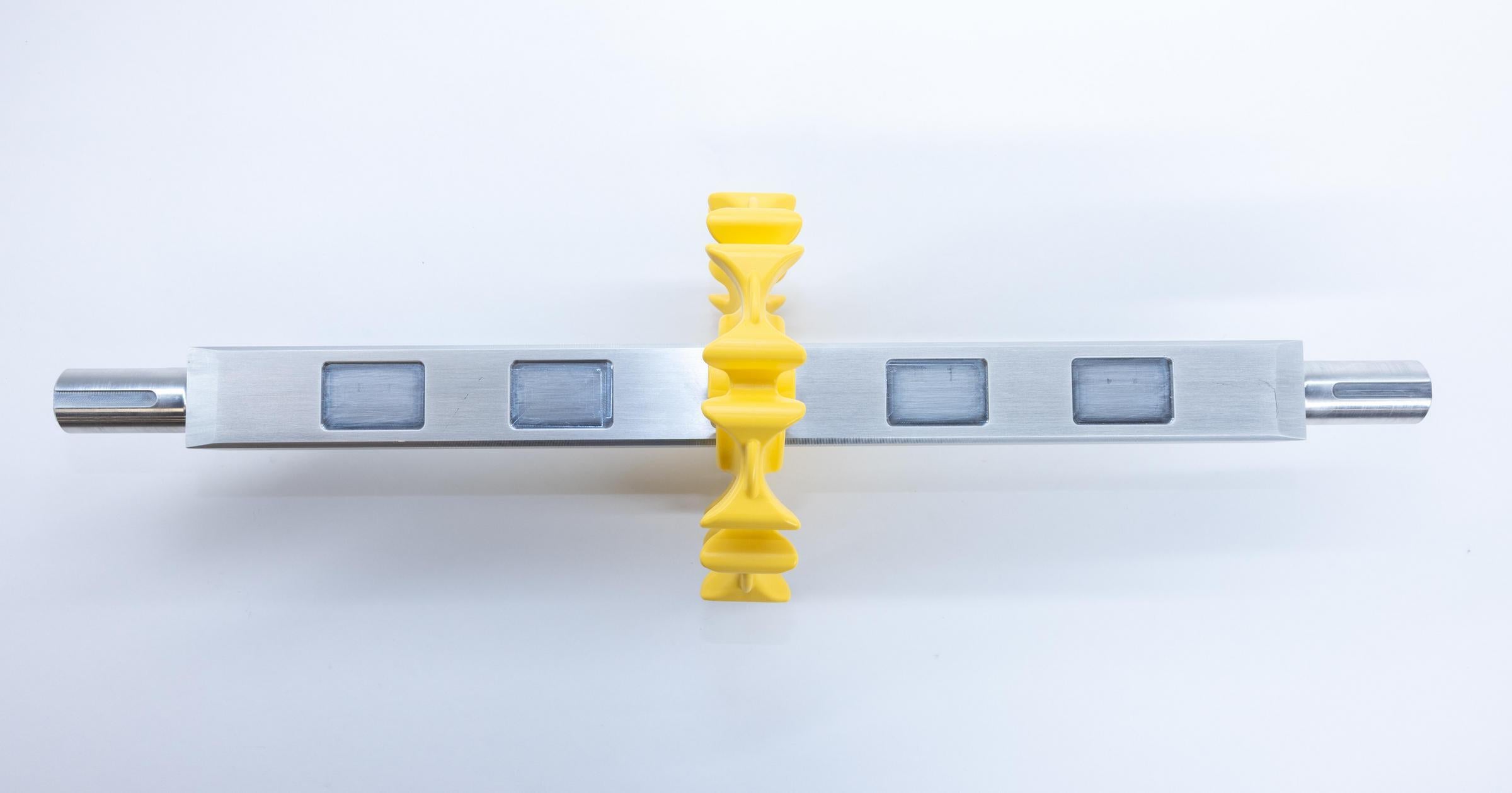 CleanLock conveyor shaft with single yellow CleanLock sprocket