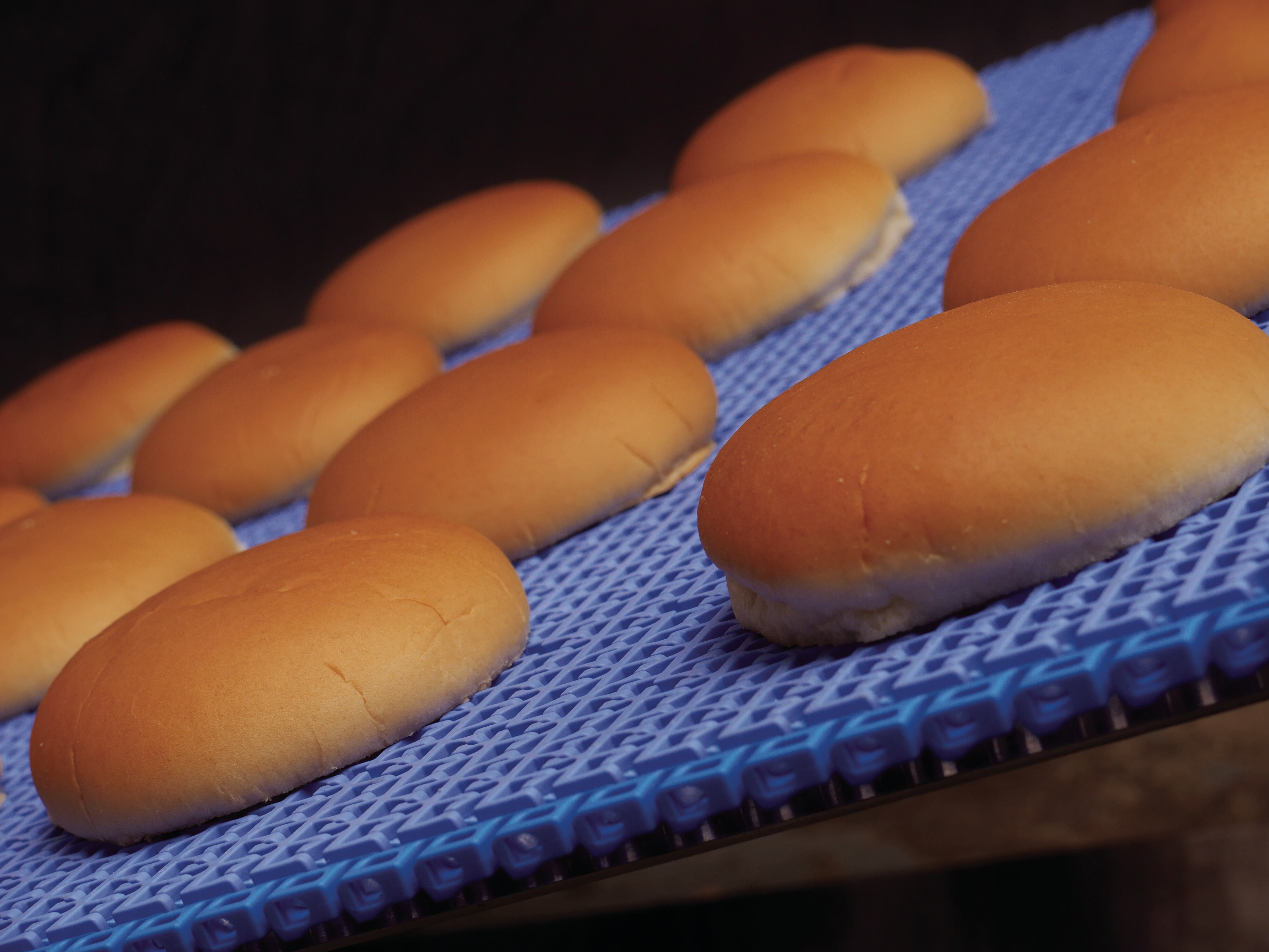 Obere Hamburgerbrötchenhälften auf Friction Top-Hochleistungsband