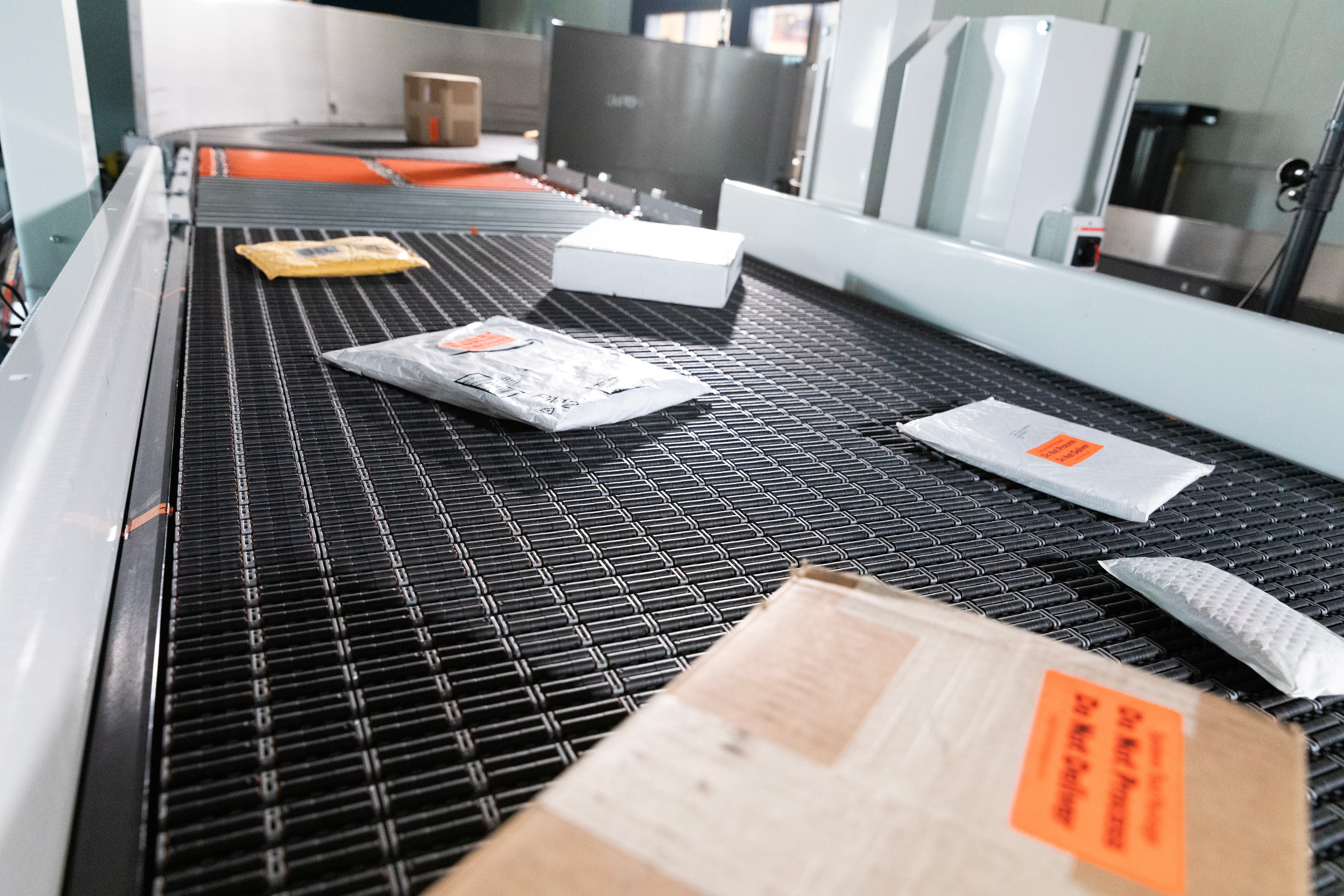 Singolarizzatore e distanziatore SmartPath con confezioni sul nastro e senza segnaletica