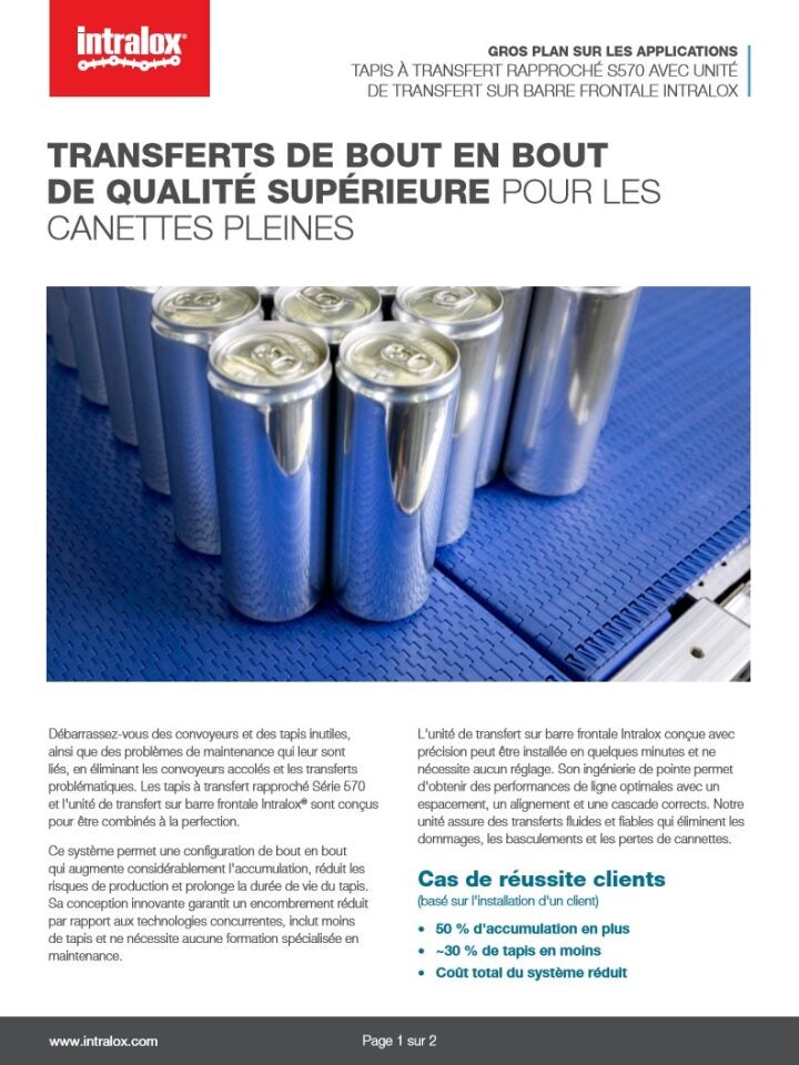 Miniature de la présentation pour applications Intralox montrant le tapis de transfert rapproché S570 avec unité de transfert sur barre frontale pour le transfert de bout en bout de cannettes de boisson en aluminium pleines sur un système de tapis transporteur modulaire en plastique bleu.