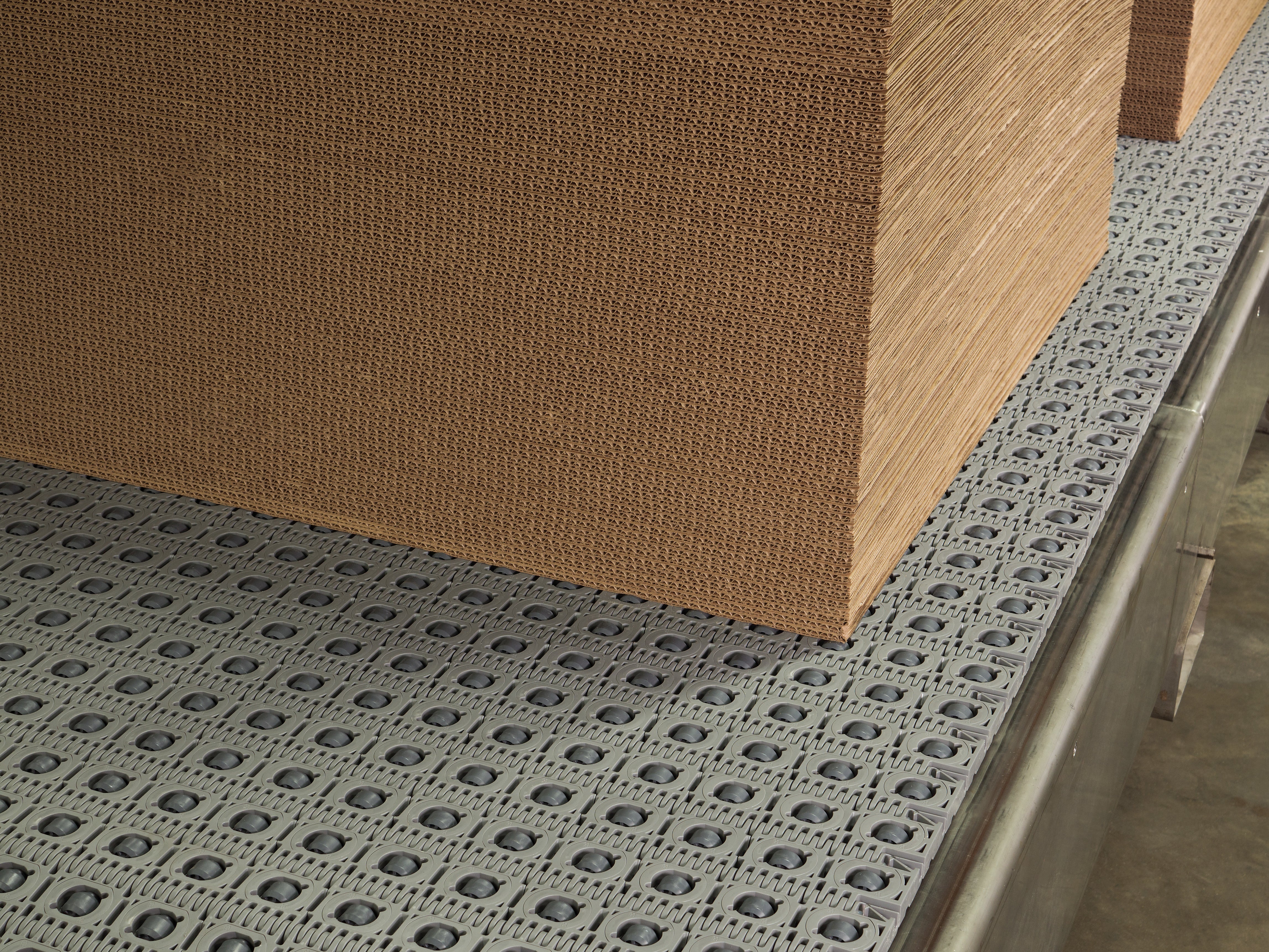 Pila di cartoni ondulati sul nastro Roller Angled Serie 400 90 gradi con diametro di 0,78 poll