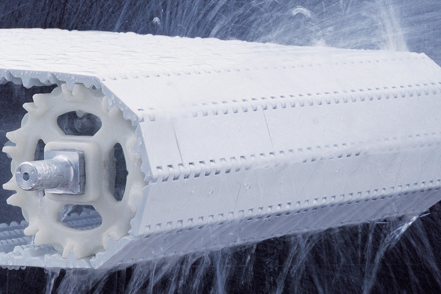 Taśma przenośnikowa spryskiwana za pomocą systemu EZ Clean