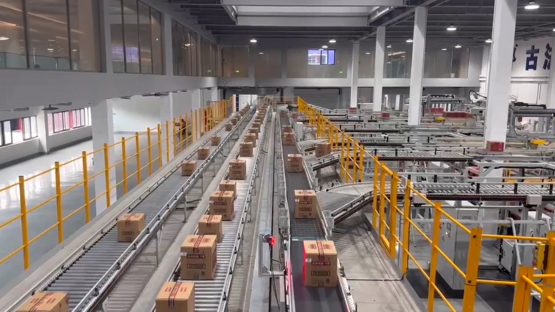 Kartony z wyrobami alkoholowymi Grupy Langjiu transportowane przez sortownik ARB Sorter S7000