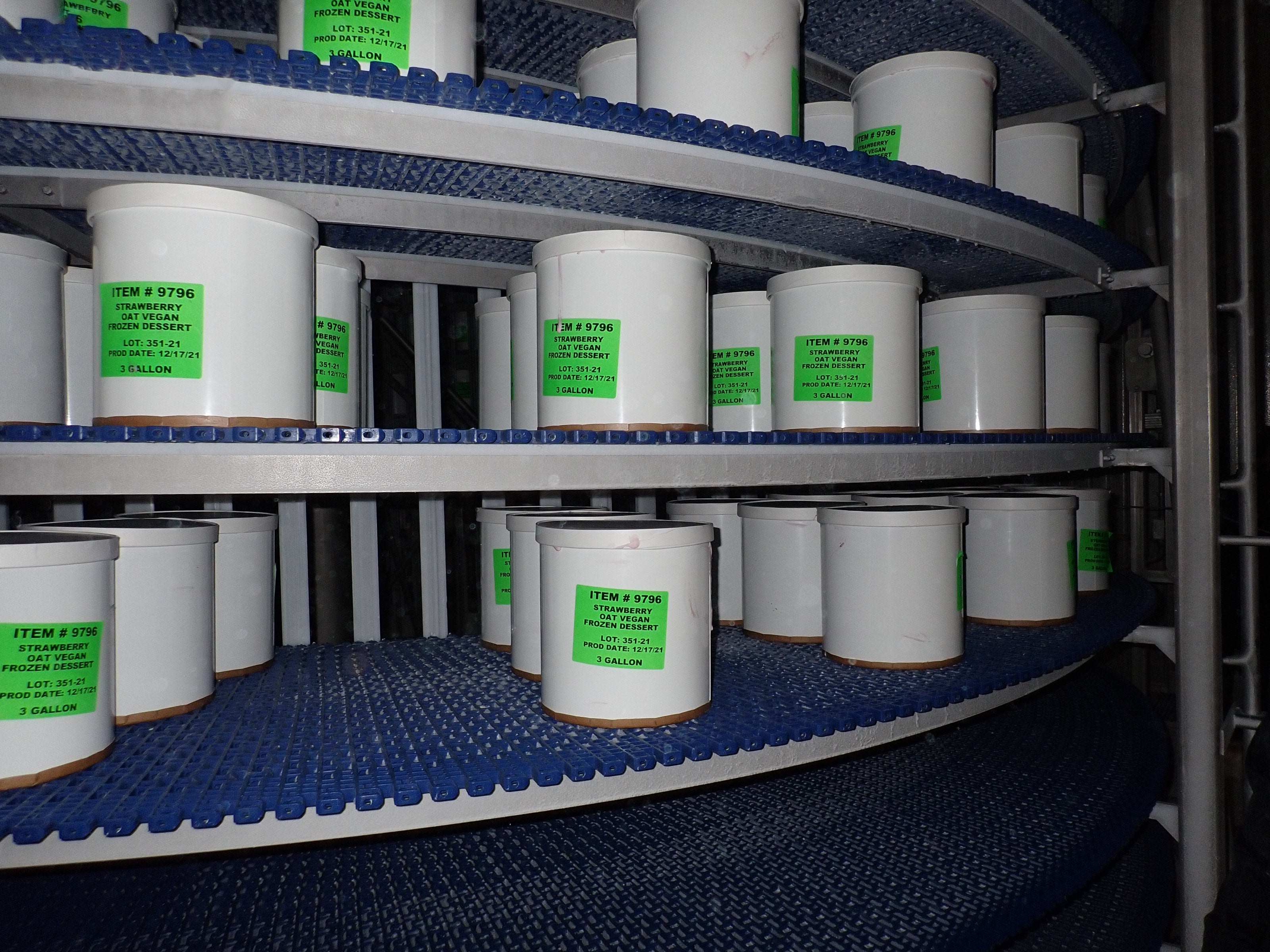 Eiscremepackungen auf einem Spiralförderer mit DirectDrive™-System