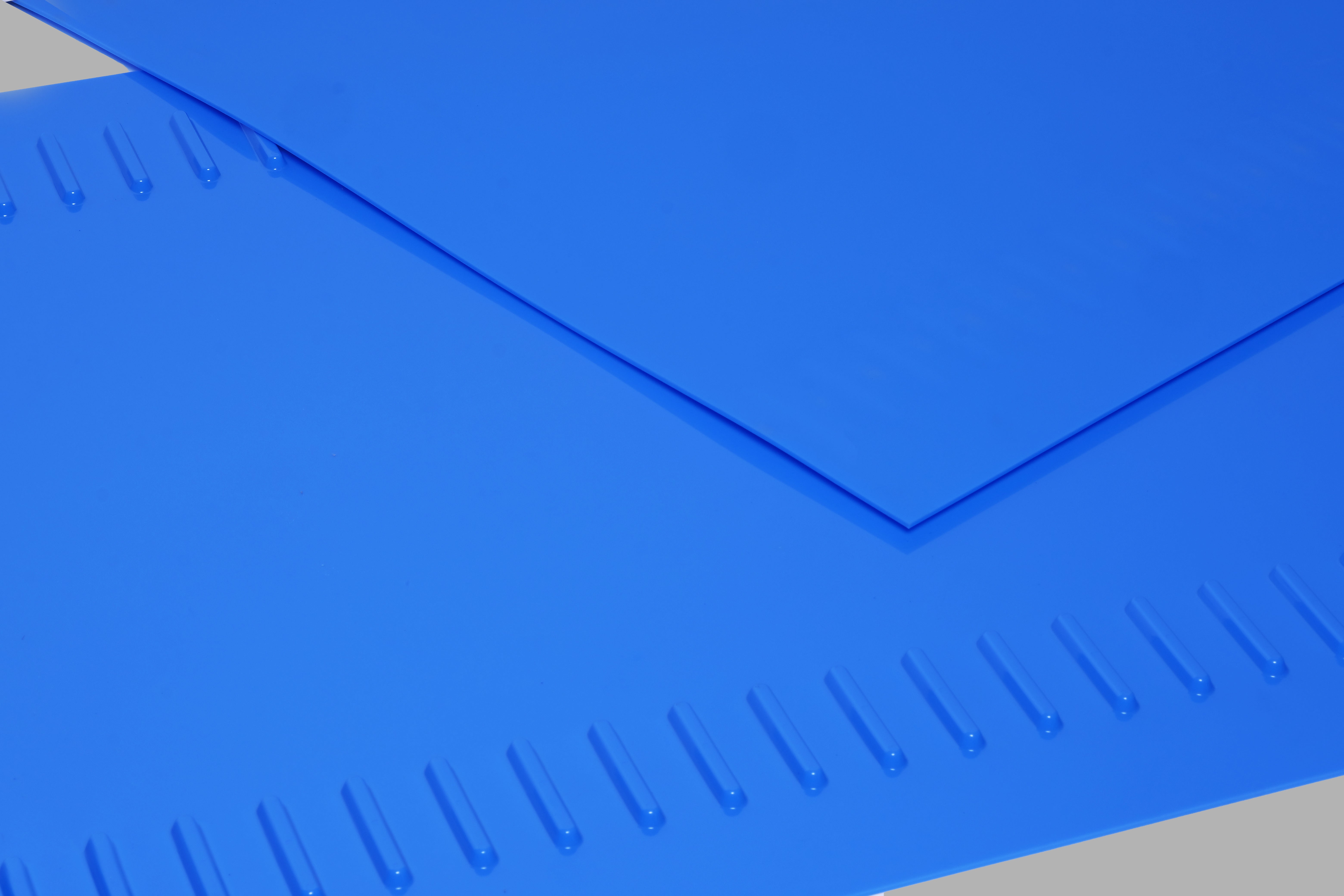 Zwei gestapelte LugDrive-Bänder der Serie 8140 mit glatter Oberseite und eingekerbter Unterseite