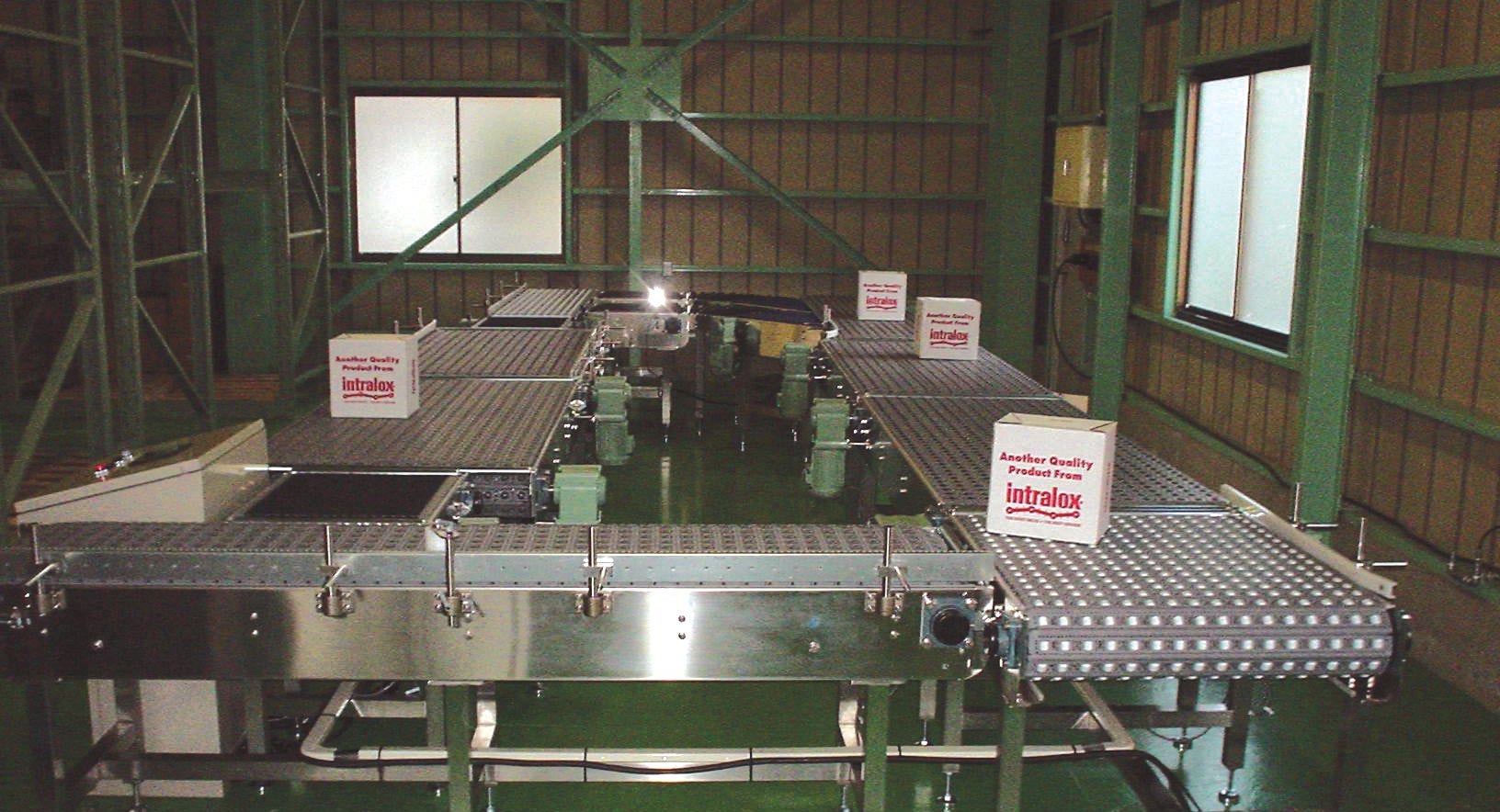 Modułowa taśma przenośnikowa Roller Top przenosząca pudełka