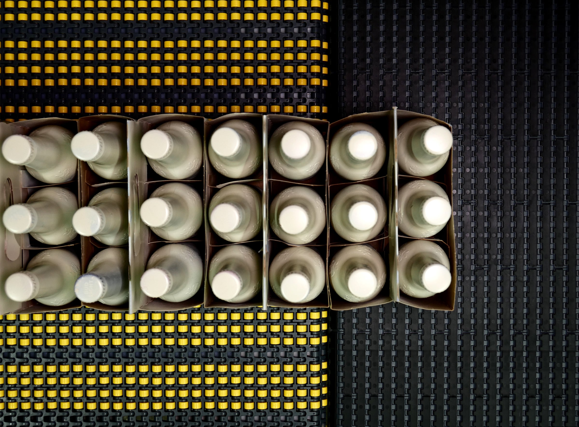 Overhead shot of bottles on Series 1000 rollers and accumulation belting