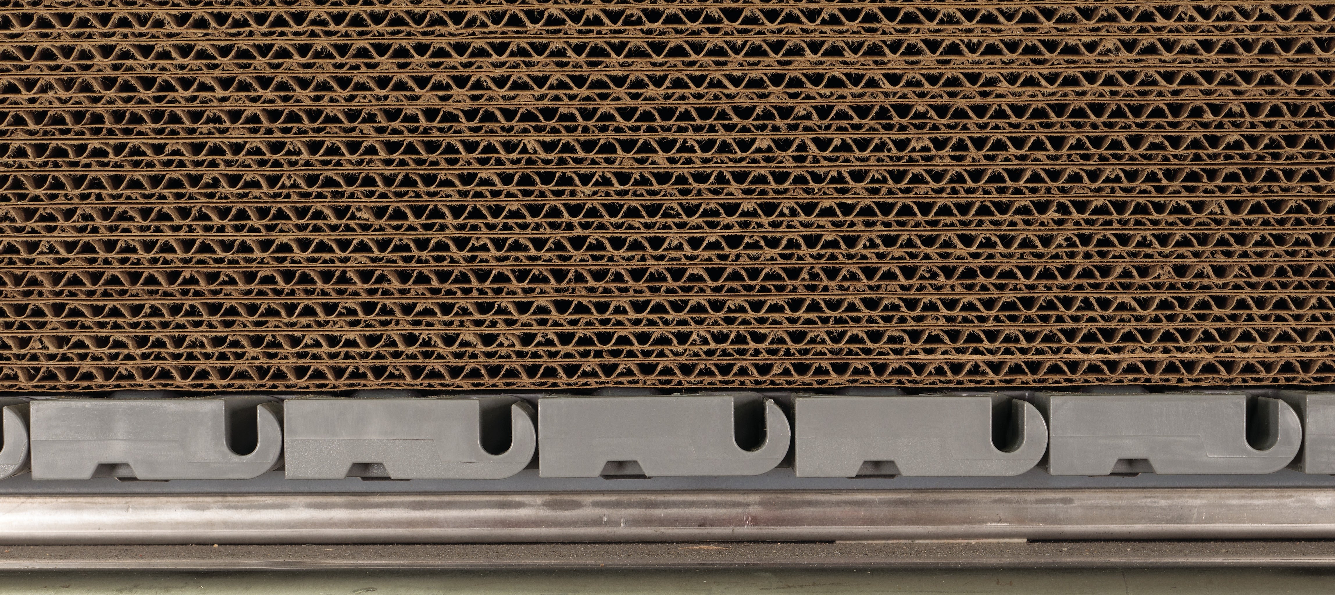 Cartone ondulato su nastro trasportatore modulare in plastica