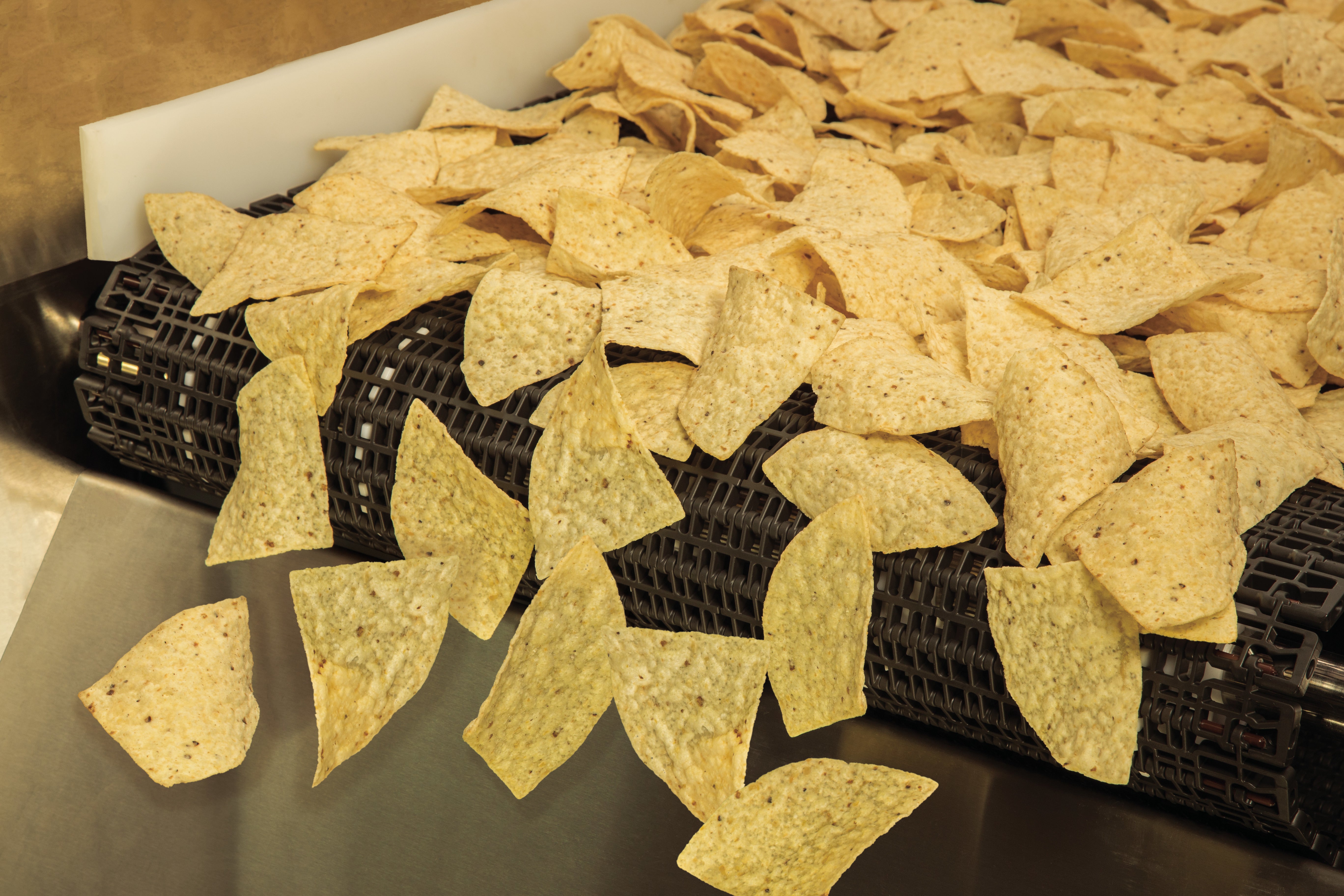 Nachosy na taśmie Open Flush Grid serii 900